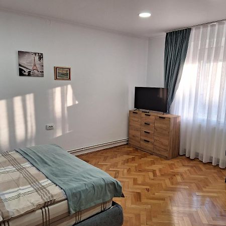 Black Eagle Central Unirii Square, 2 King Size Bedrooms, Free Private Parking Oradea Bagian luar foto