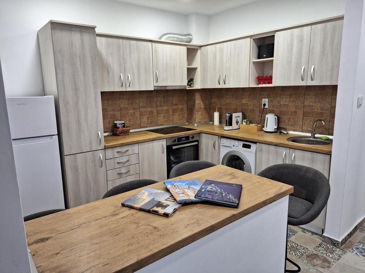 Black Eagle Central Unirii Square, 2 King Size Bedrooms, Free Private Parking Oradea Bagian luar foto