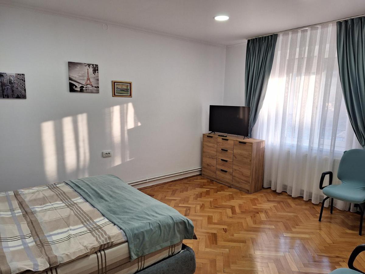 Black Eagle Central Unirii Square, 2 King Size Bedrooms, Free Private Parking Oradea Bagian luar foto