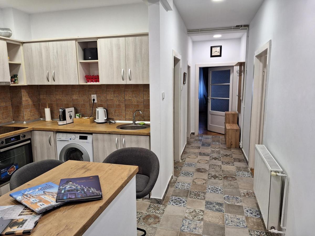 Black Eagle Central Unirii Square, 2 King Size Bedrooms, Free Private Parking Oradea Bagian luar foto