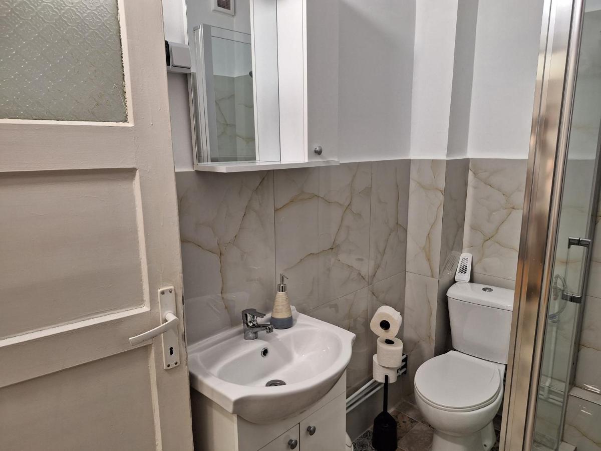 Black Eagle Central Unirii Square, 2 King Size Bedrooms, Free Private Parking Oradea Bagian luar foto