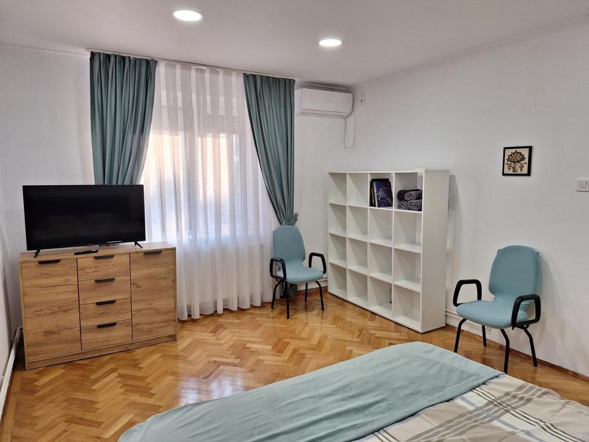Black Eagle Central Unirii Square, 2 King Size Bedrooms, Free Private Parking Oradea Bagian luar foto