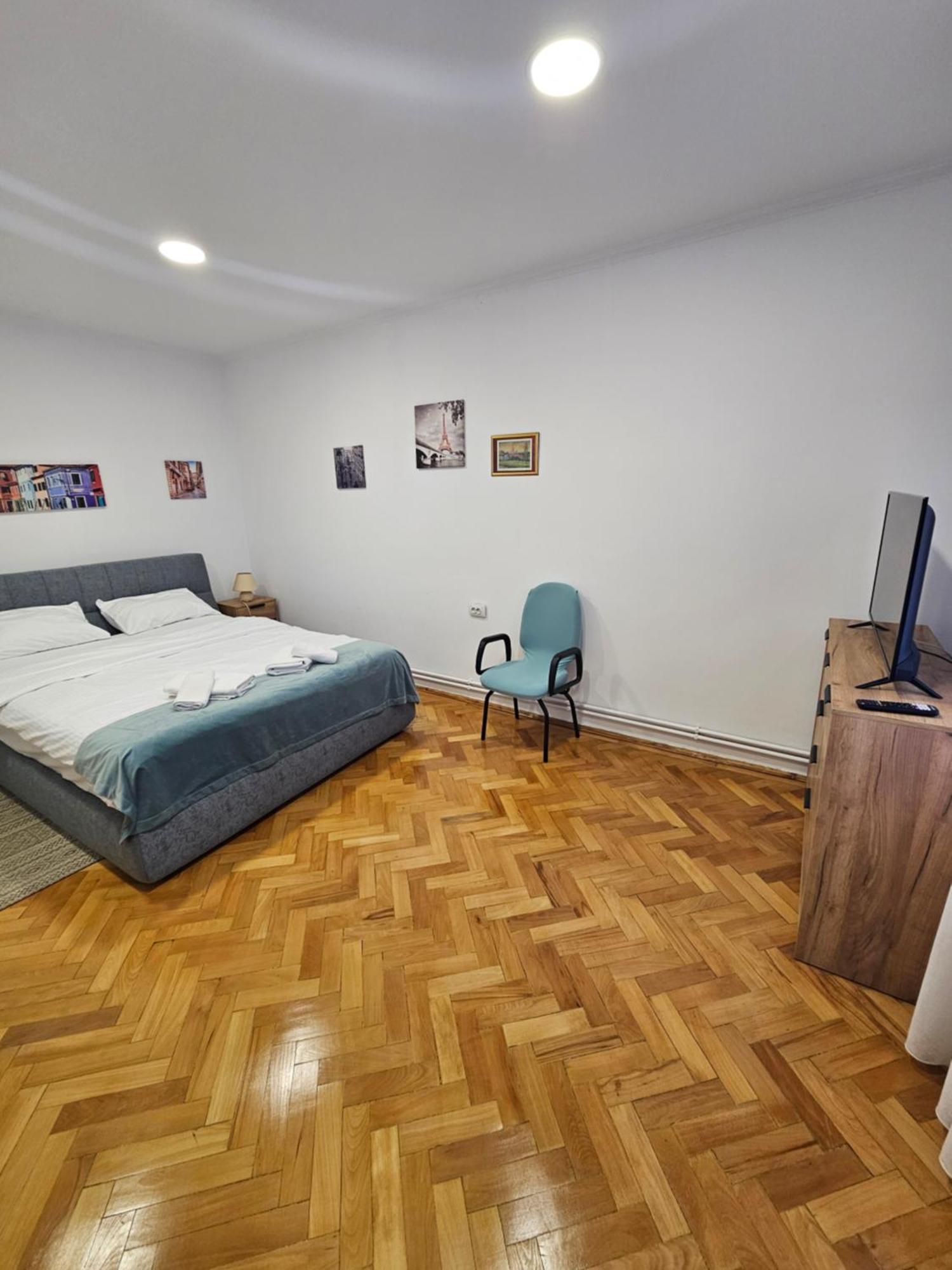 Black Eagle Central Unirii Square, 2 King Size Bedrooms, Free Private Parking Oradea Bagian luar foto